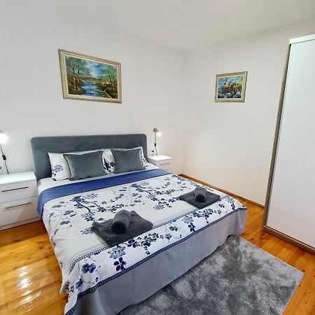 Entire House Floor - 2-Bedroom Cozy & Peaceful Apartment ポドゴリツァ エクステリア 写真