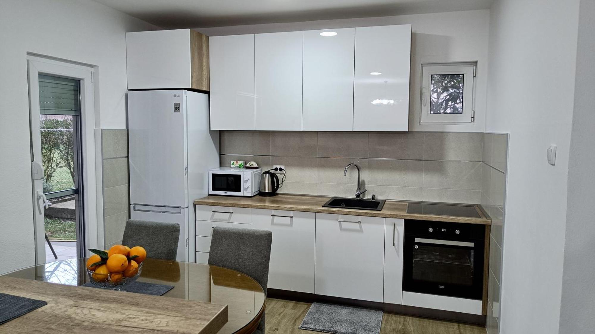 Entire House Floor - 2-Bedroom Cozy & Peaceful Apartment ポドゴリツァ エクステリア 写真