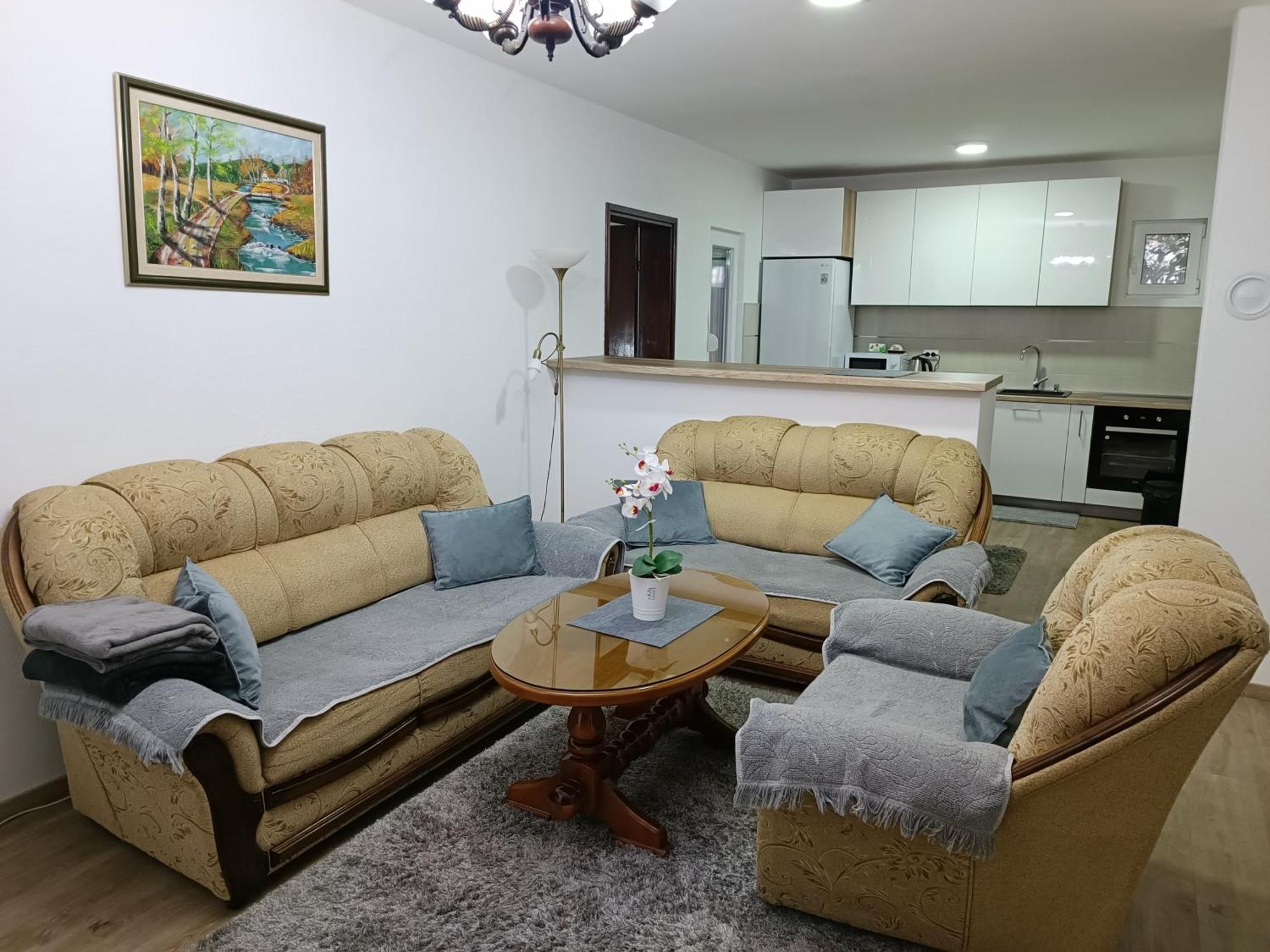 Entire House Floor - 2-Bedroom Cozy & Peaceful Apartment ポドゴリツァ エクステリア 写真