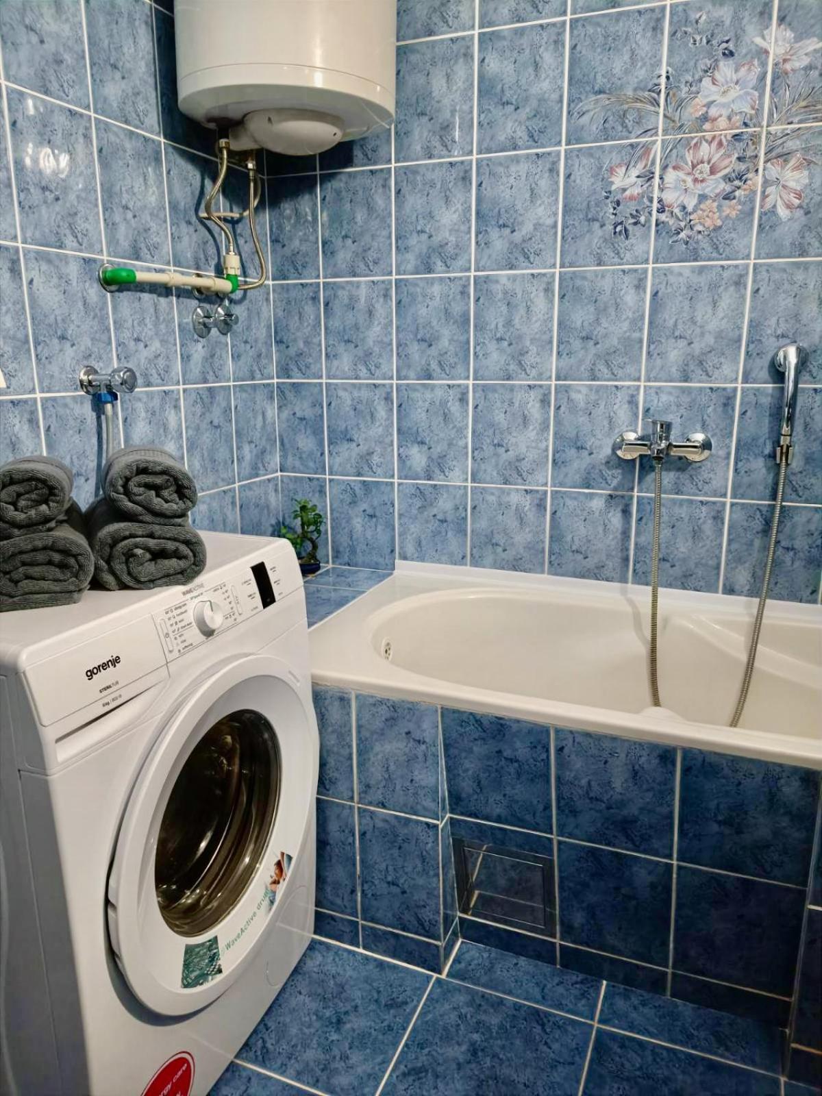 Entire House Floor - 2-Bedroom Cozy & Peaceful Apartment ポドゴリツァ エクステリア 写真