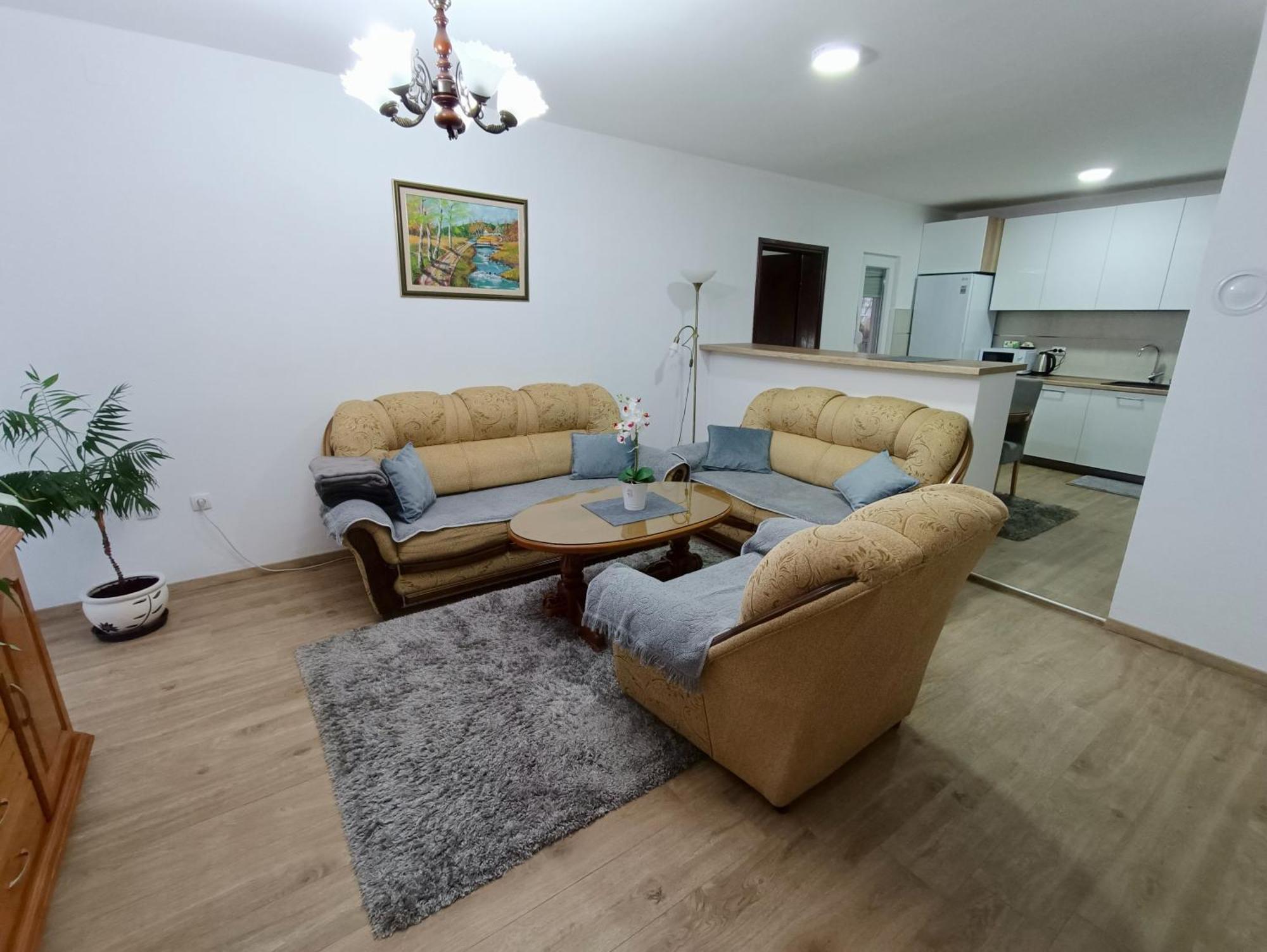 Entire House Floor - 2-Bedroom Cozy & Peaceful Apartment ポドゴリツァ エクステリア 写真