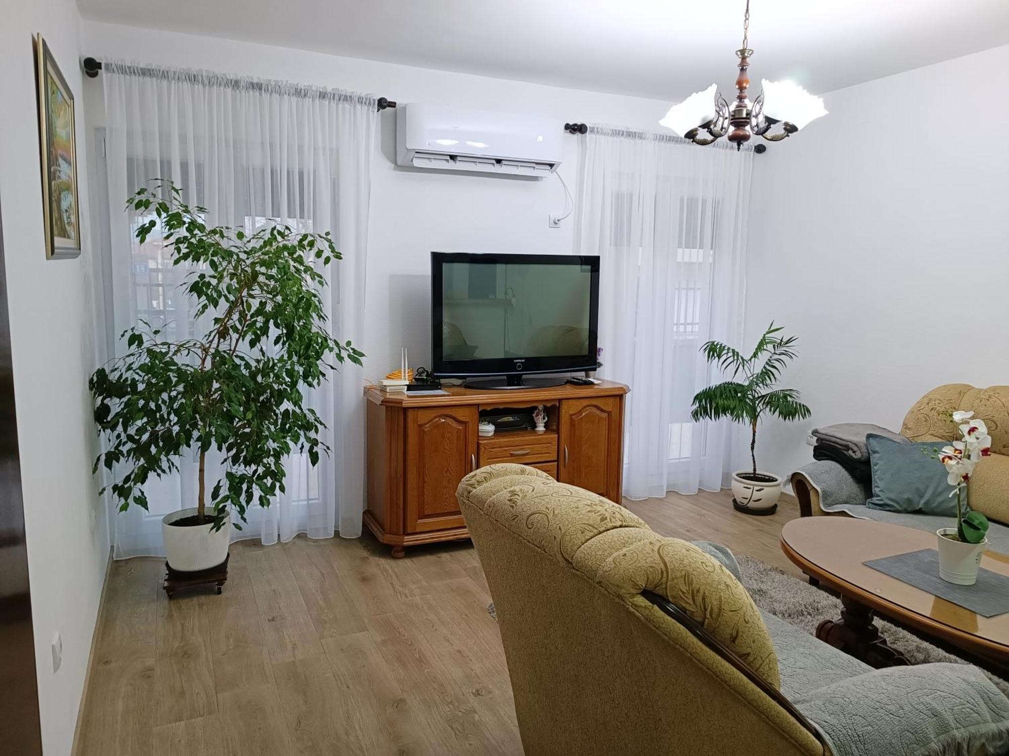 Entire House Floor - 2-Bedroom Cozy & Peaceful Apartment ポドゴリツァ エクステリア 写真