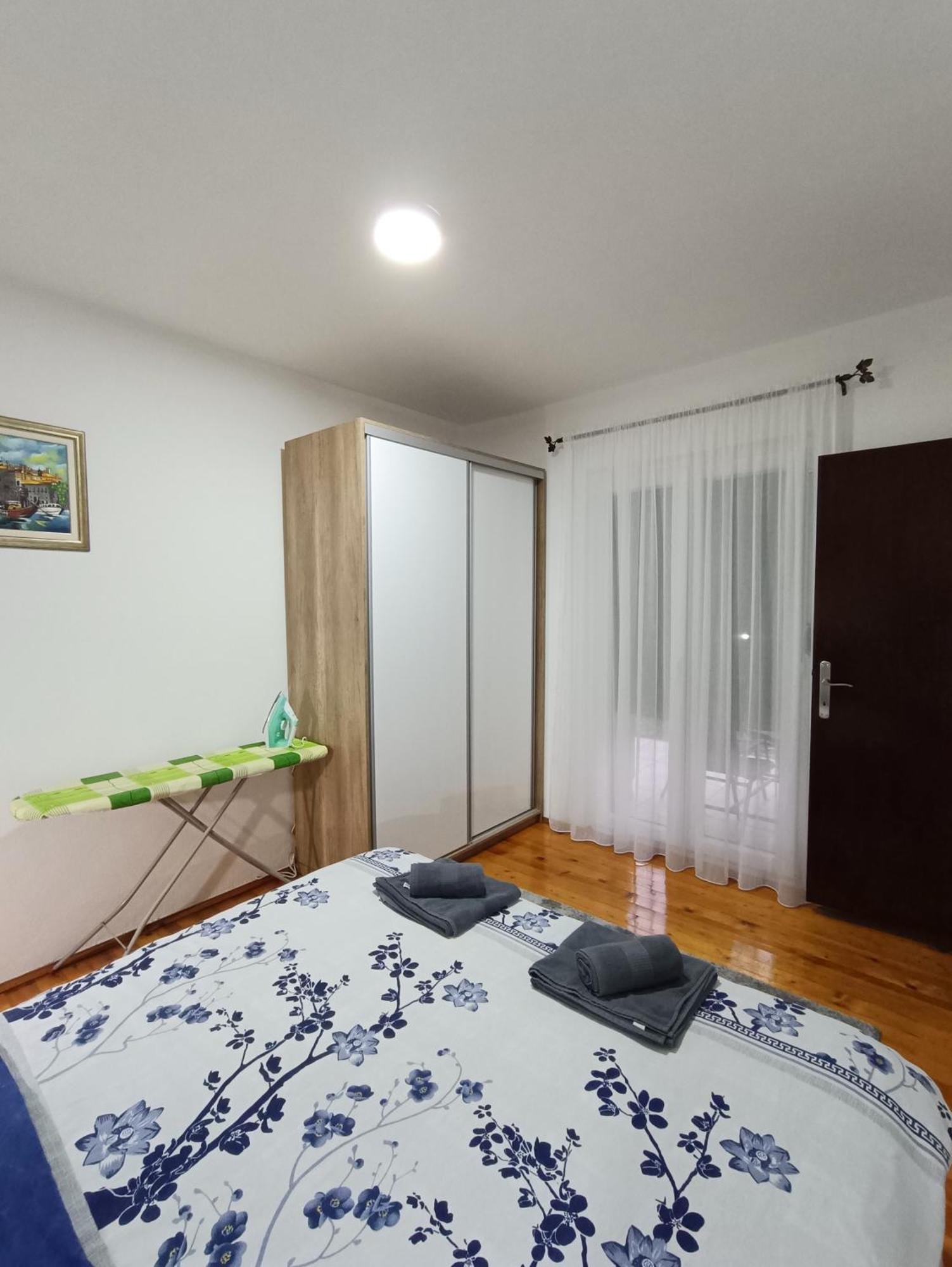 Entire House Floor - 2-Bedroom Cozy & Peaceful Apartment ポドゴリツァ エクステリア 写真