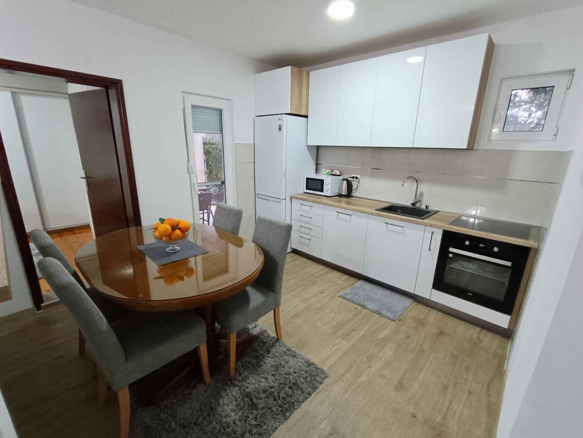 Entire House Floor - 2-Bedroom Cozy & Peaceful Apartment ポドゴリツァ エクステリア 写真